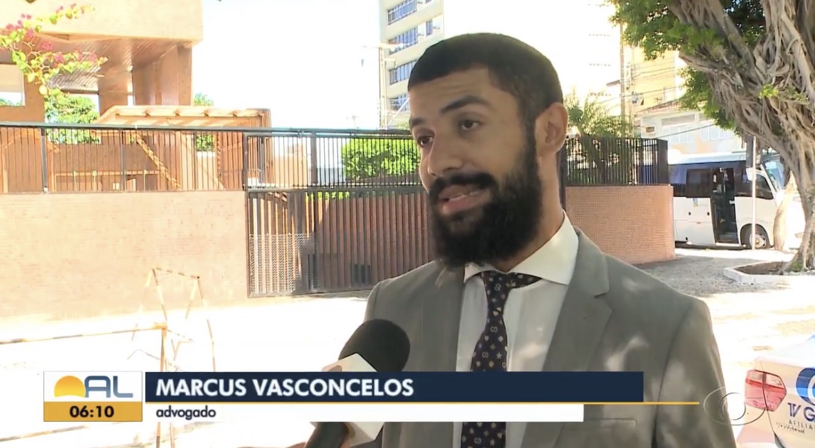 Marcus Vasconcelos falando a um microfone durante entrevista jornalística externa