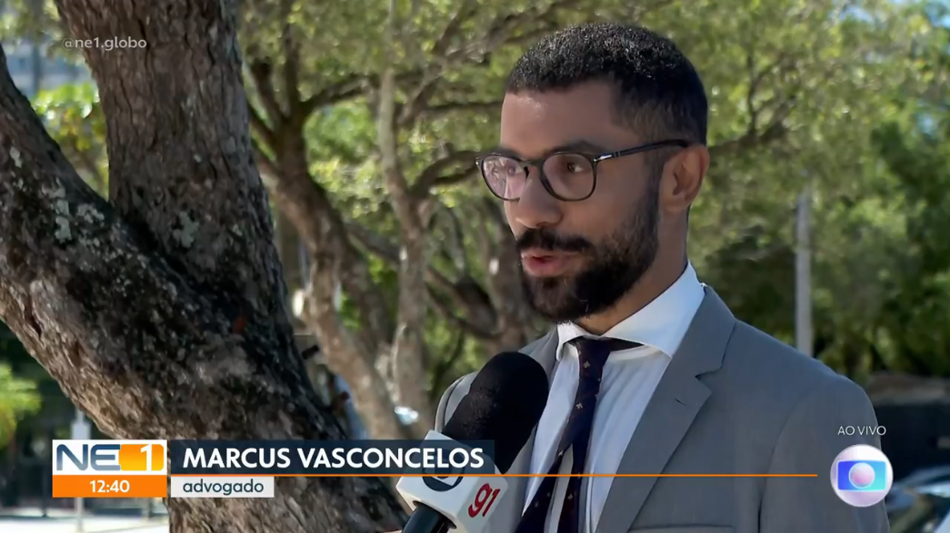 Marcus Vasconcelos em entrevista externa à TV Globo Pernambuco, identificado na tela como advogado